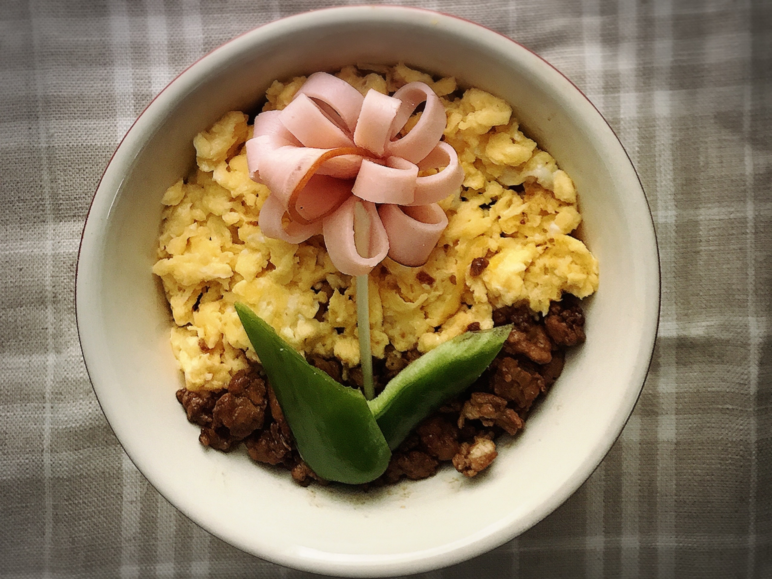 お子様ランチにいかが？お花のたまご＆そぼろ丼